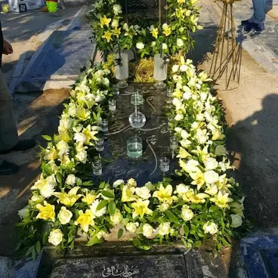 تزیین سنگ قبر با گل و شمع