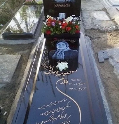 تزیین سنگ قبر مشکی با گل