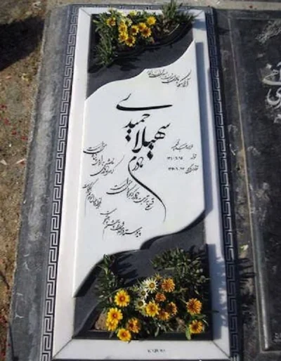 تزیین سنگ قبر با گل