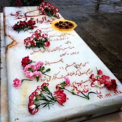 تزیین سنگ قبر با گل پرپر