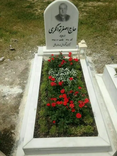 تزیین سنگ قبر با گل طبیعی