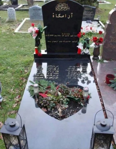 تزیین سنگ قبر با گل رز طبیعی